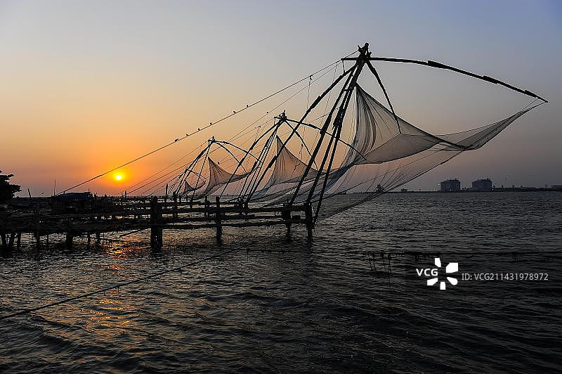 亚洲印度喀拉拉邦科钦堡的中国渔网，日落时分图片素材