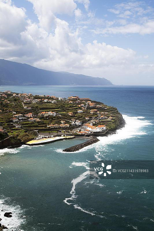 葡萄牙马德拉岛蓬塔德尔加达北海岸的城镇风光图片素材