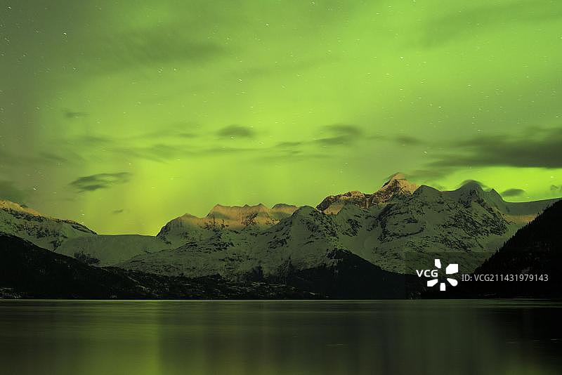 阿拉斯加威廉王子湾北极光与月光图片素材