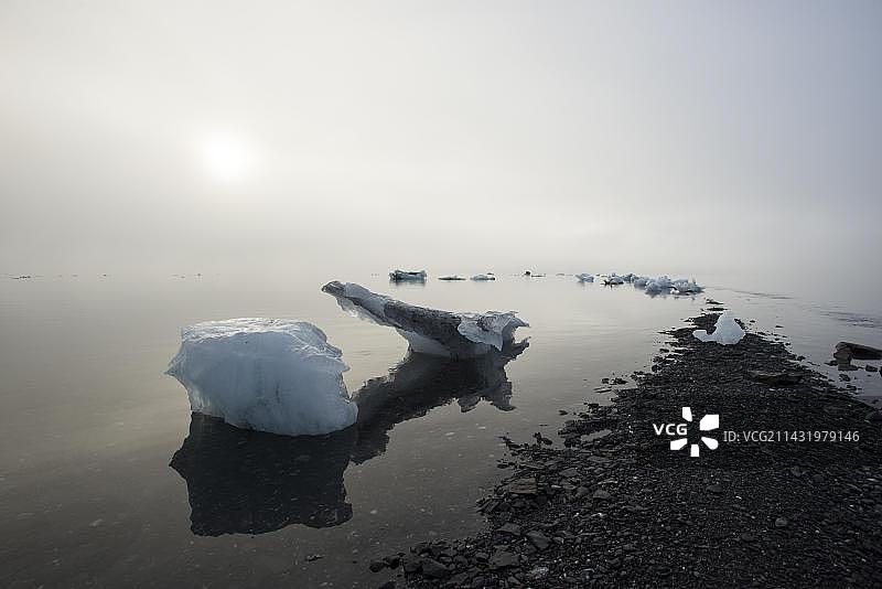 阿拉斯加威廉王子湾帕肯汉姆角搁浅冰山和雾图片素材