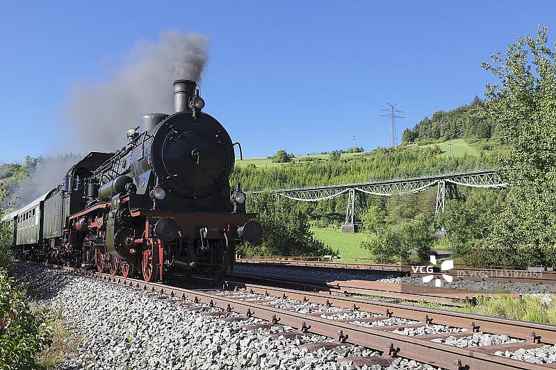 德国布卢姆贝格附近的Sauschwaenzlebahn列车和Biesenbach高架桥图片素材