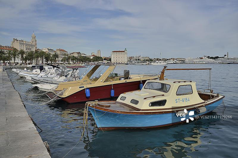 克罗地亚斯普利特港亚得里亚海的渔船图片素材