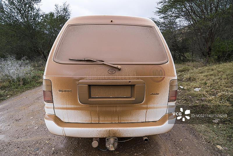 南非东开普省巴维安斯克卢夫自然保护区砂石路上布满灰尘的汽车图片素材