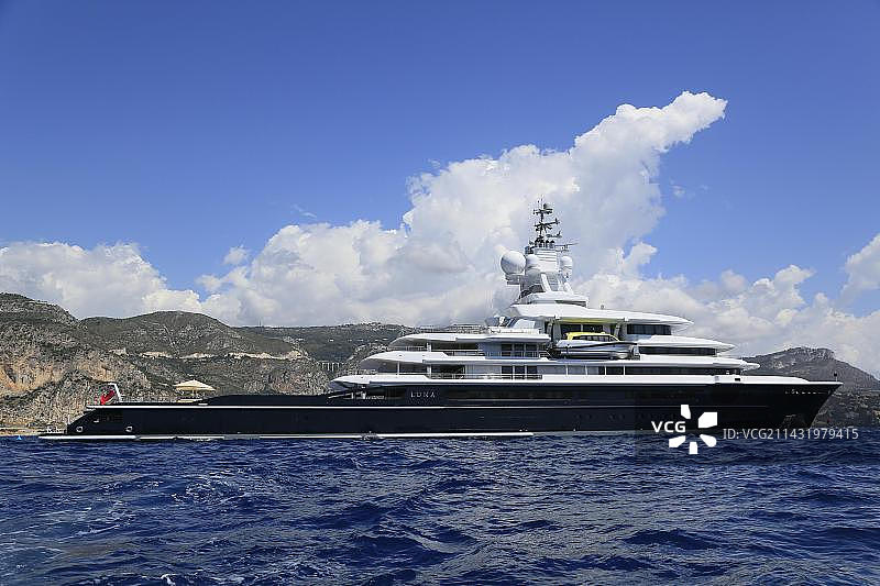 由LloydWerft船厂建造的豪华游艇“月神”号，长115米，建于2010年，位于法国蓝色海岸图片素材