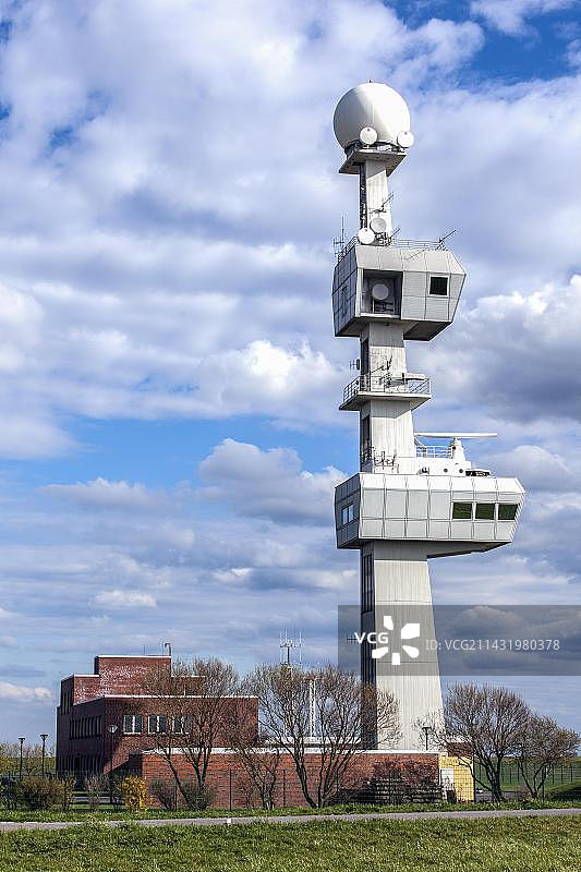 德国下萨克森州埃姆登的诺克灯塔与埃姆斯交通控制中心的雷达和无线电塔图片素材