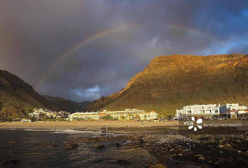西班牙加那利群岛戈梅拉岛大雷伊山谷，拉卡莱拉和拉蓬蒂利亚村庄，彩虹图片素材