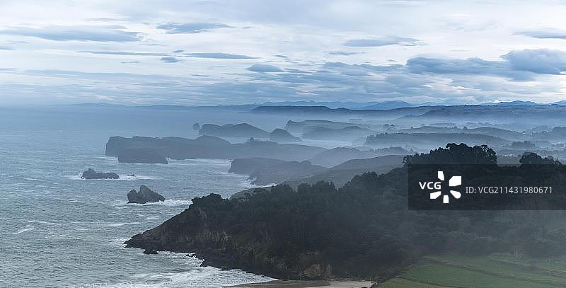 西班牙阿斯图里亚斯利亚内斯海岸线图片素材