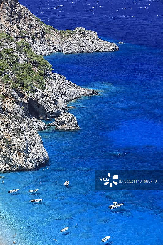 希腊卡尔帕索斯岛Kyra Panagia碧绿水域中的船只图片素材