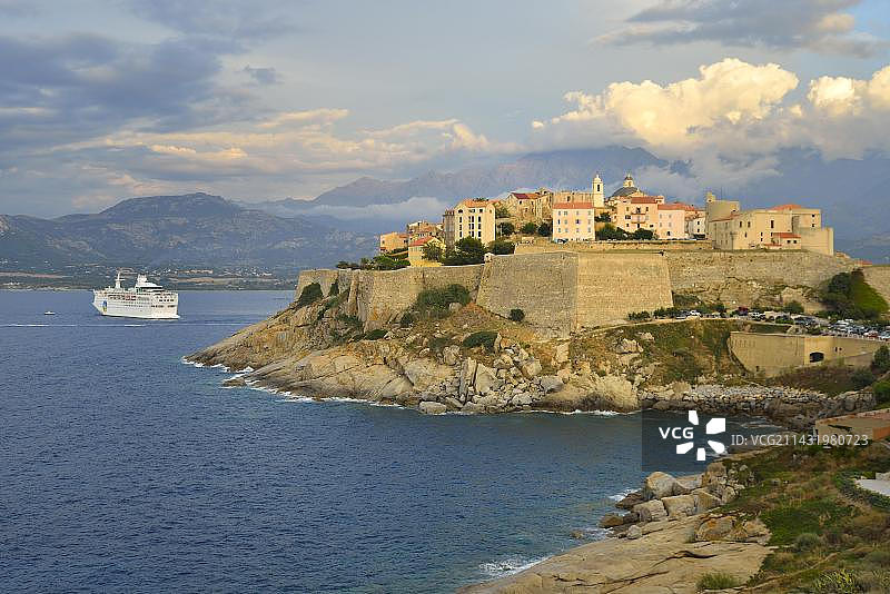 法国科西嘉卡尔维老城区和港口渡轮图片素材