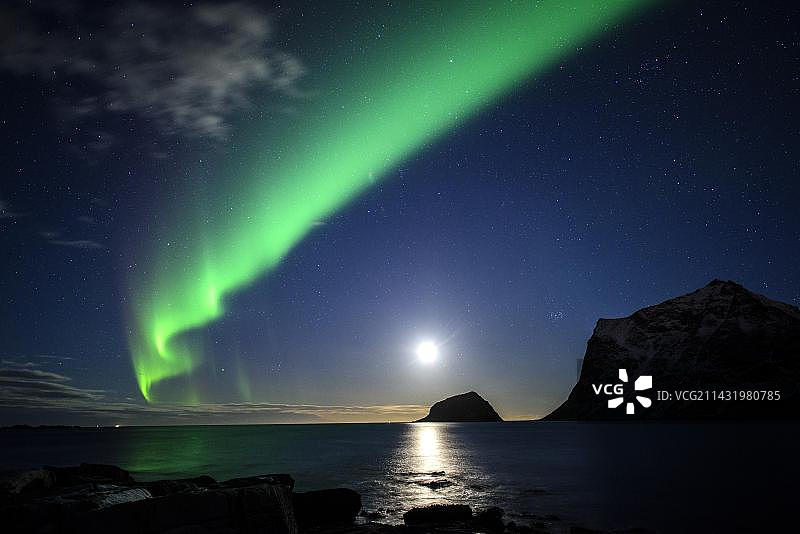 挪威罗弗敦群岛豪克兰海滩上的北极光图片素材