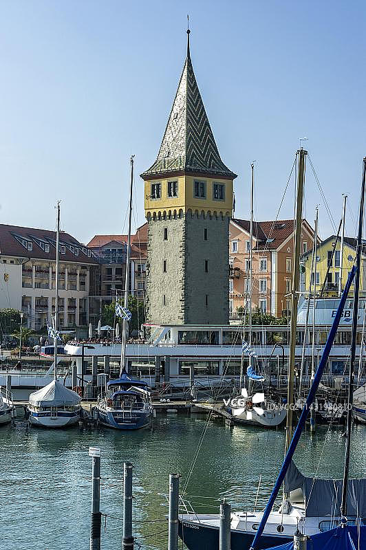 德国博登湖林道港口的帆船和老灯塔图片素材