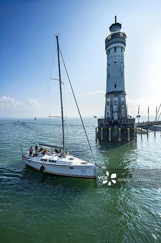 帆船，港口入口处的新灯塔，康斯坦茨湖，林道，施瓦本，巴伐利亚，德国，欧洲图片素材