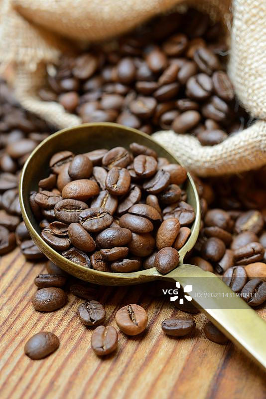 勺子里的烘焙咖啡豆图片素材