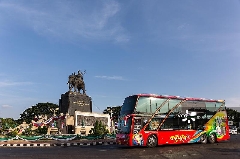 拉玛一世国王纪念碑，大象，红色巴士，泰国武里南府图片素材