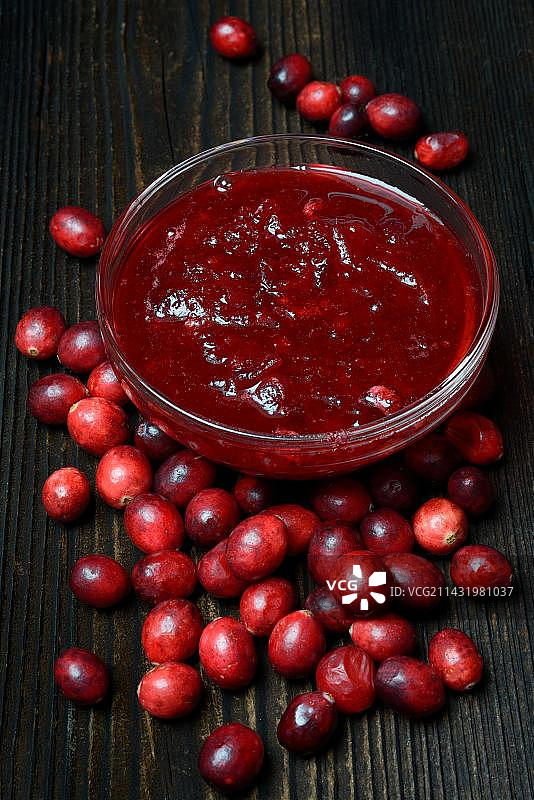 蔓越莓与玻璃碗中的果盘图片素材