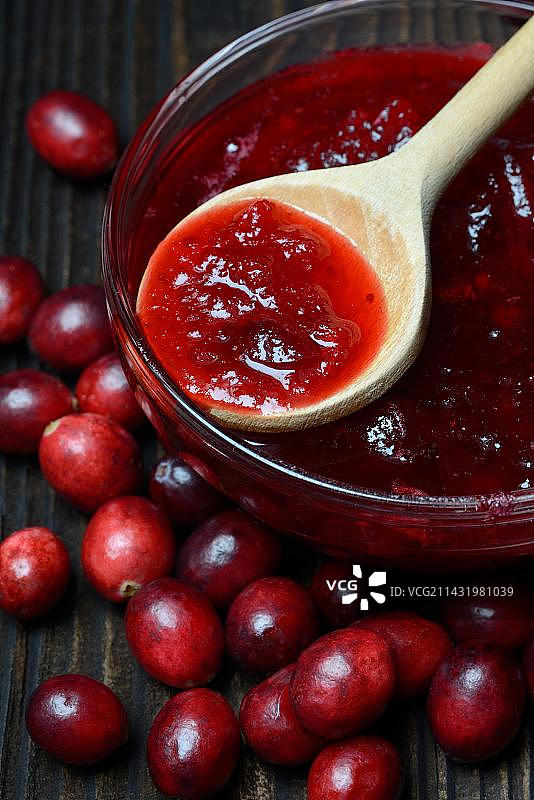 蔓越莓与玻璃碗中的果盘图片素材