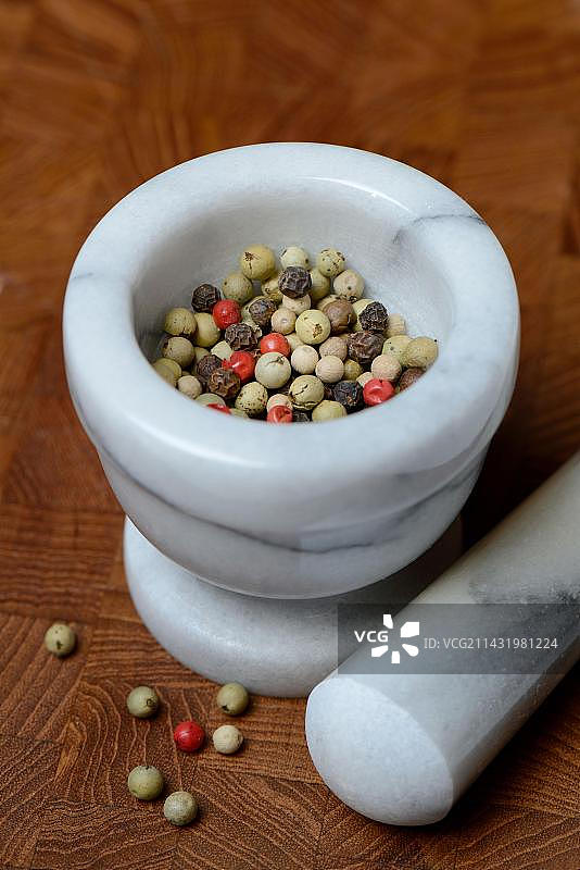 研磨壳中的胡椒、白胡椒、绿胡椒、黑胡椒和粉红胡椒（黑胡椒）图片素材