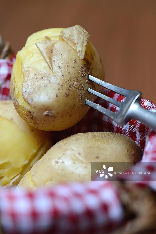 篮子里的煮土豆和叉子图片素材