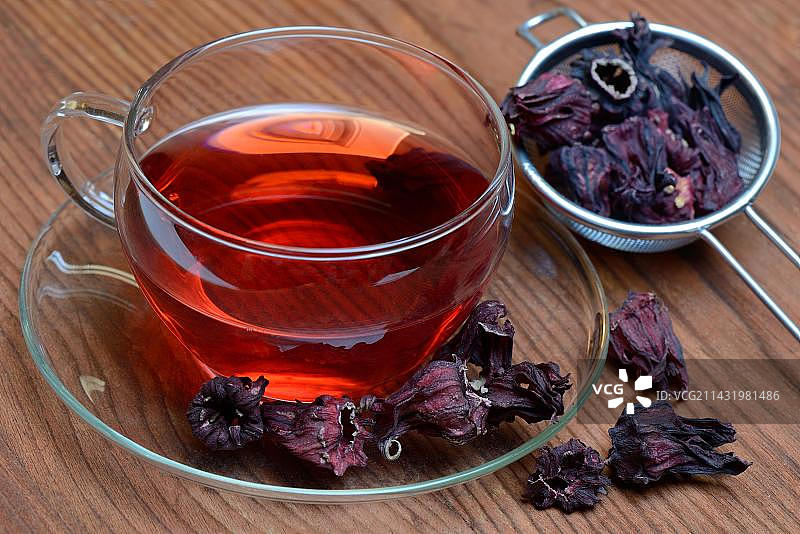 一杯洛神花茶和干花图片素材