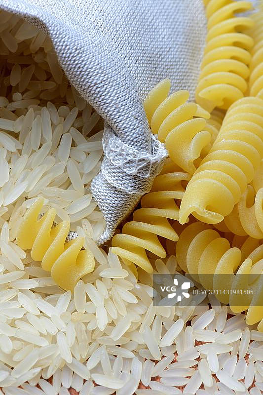 木勺中的稻米颗粒与螺旋面图片素材