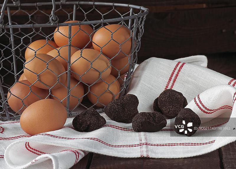 鸡蛋和佩里戈尔松露图片素材