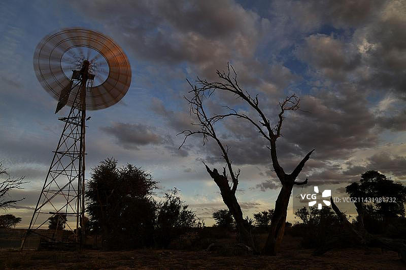 卡拉哈里沙漠日落时的风力水泵图片素材