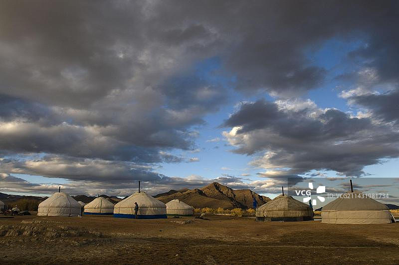 蒙古西部巴彦乌列盖草原上的哈萨克游牧营地图片素材