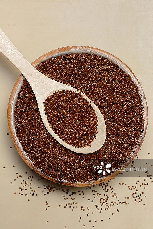 藜麦碗，内含藜麦与勺子图片素材