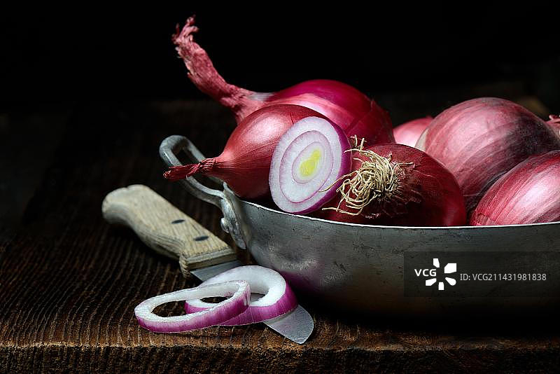 带皮的红洋葱和洋葱圈图片素材
