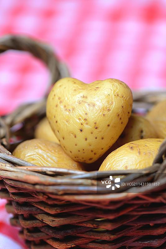 篮子里的煮土豆图片素材