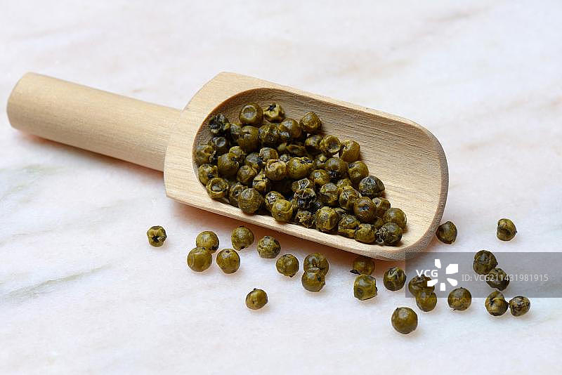 木铲中的绿胡椒（黑胡椒），来自非洲马达加斯加图片素材