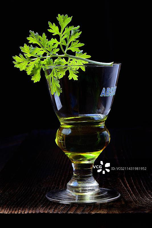 一杯苦艾酒图片素材