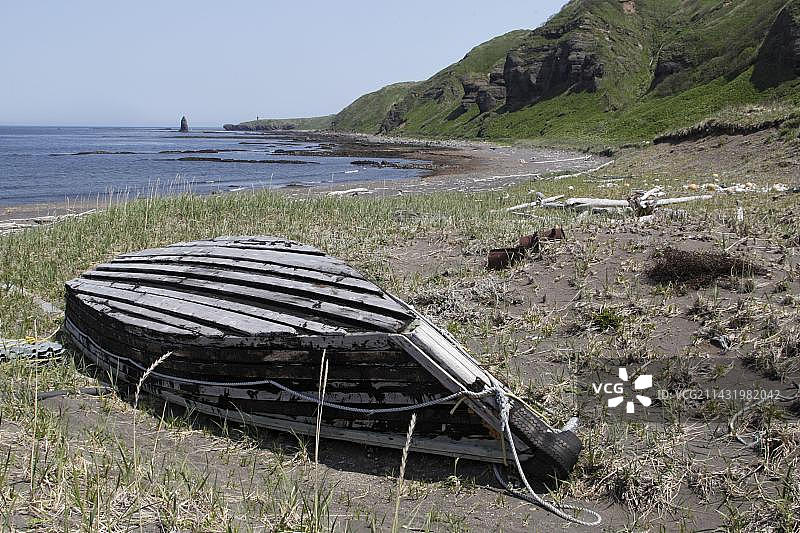 俄罗斯远东地区萨哈林州鄂霍次克海，千岛群岛择捉岛的船只和海岸线景观图片素材