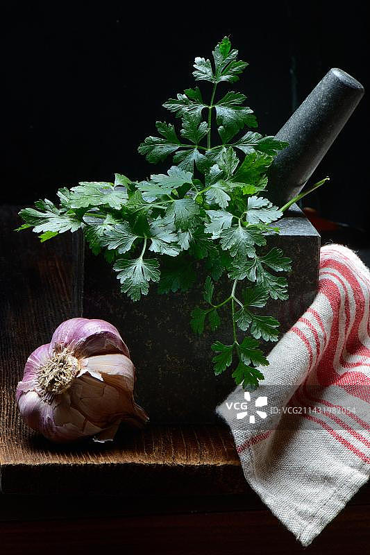 光滑的欧芹碎和蒜头图片素材
