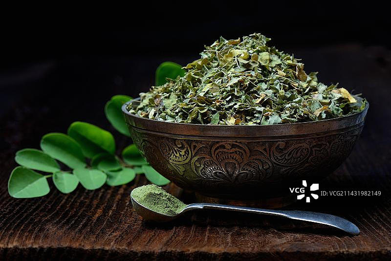 辣木、碗中的干燥辣木叶、辣木粉勺图片素材