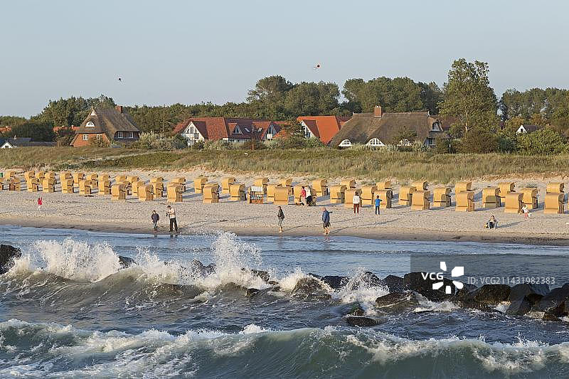 德国梅克伦堡-西波美拉尼亚州伍斯特罗海滩的汹涌海浪图片素材