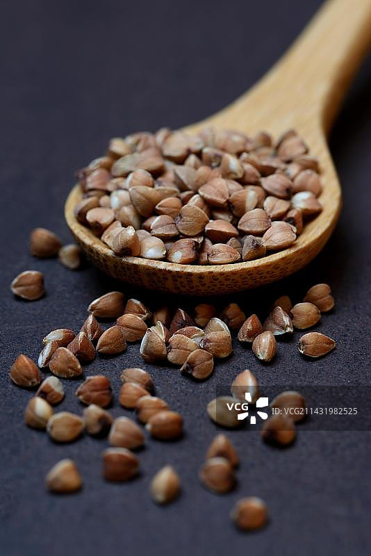 木勺中的荞麦：荞麦图片素材