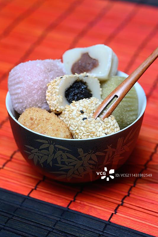 碗中不同口味的麻薯：日式糯米糕，亚洲糖果特产，内馅图片素材