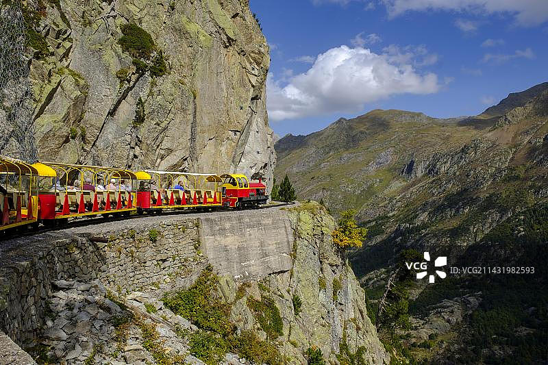 山地铁路列车，法国新阿基坦大区比利牛斯-大西洋省图片素材