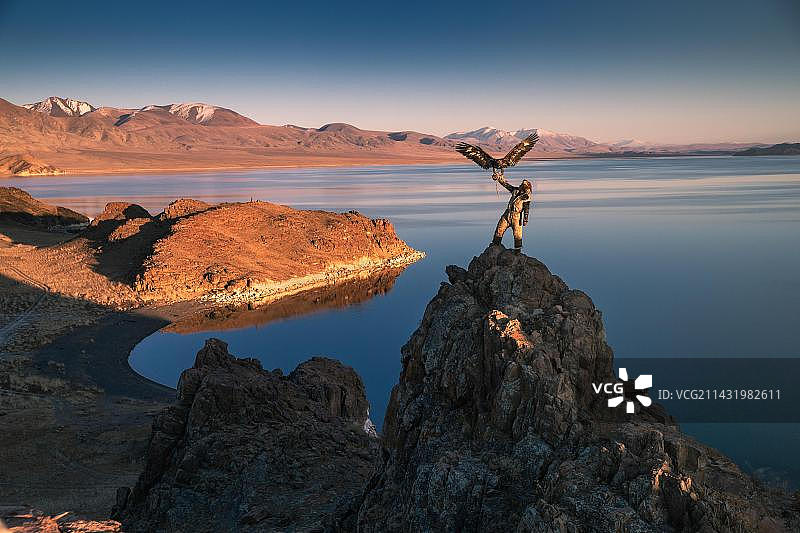 蒙古阿尔泰山：猎鹰人准备猎鹰图片素材