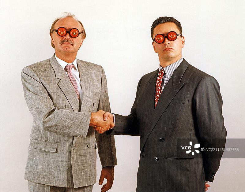 眼睛上放着番茄的滑稽盲人，德国柏林，欧洲图片素材