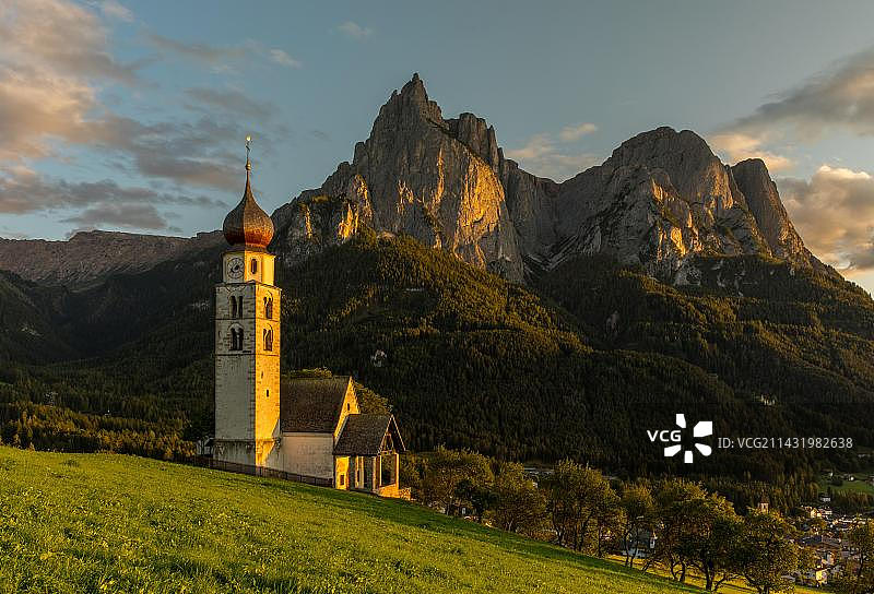 意大利南蒂罗尔卡斯特尔罗托Schlern山前，圣瓦伦蒂诺教堂的傍晚景色图片素材