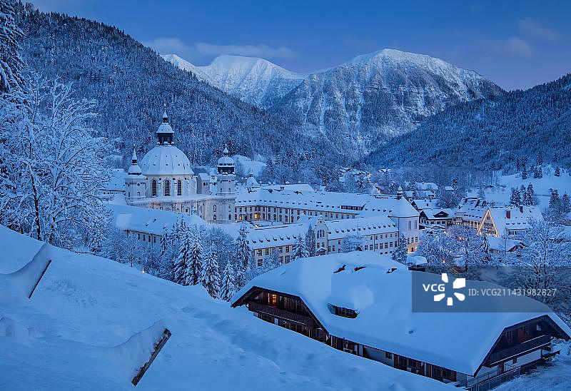 德国埃塔尔村庄及修道院黄昏景色图片素材