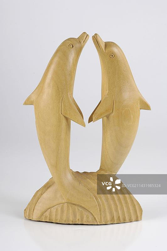 合作关系海豚木制摆件室内摄影图片素材