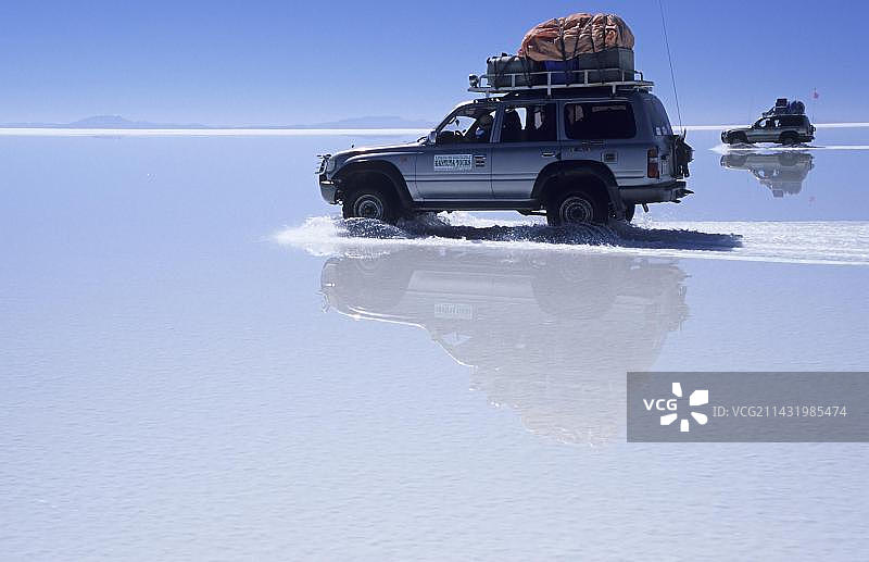 四驱车行驶在玻利维亚乌尤尼盐沼南美洲图片素材