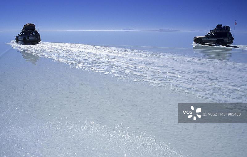 四驱车行驶在玻利维亚乌尤尼盐沼南美洲图片素材