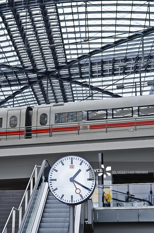 德国柏林中央火车站的ICE列车和时钟图片素材