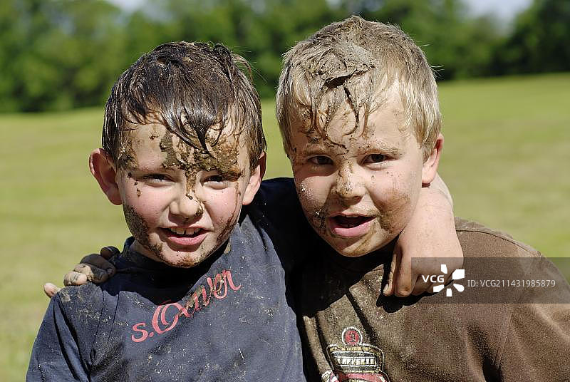 浑身泥土的两个朋友图片素材