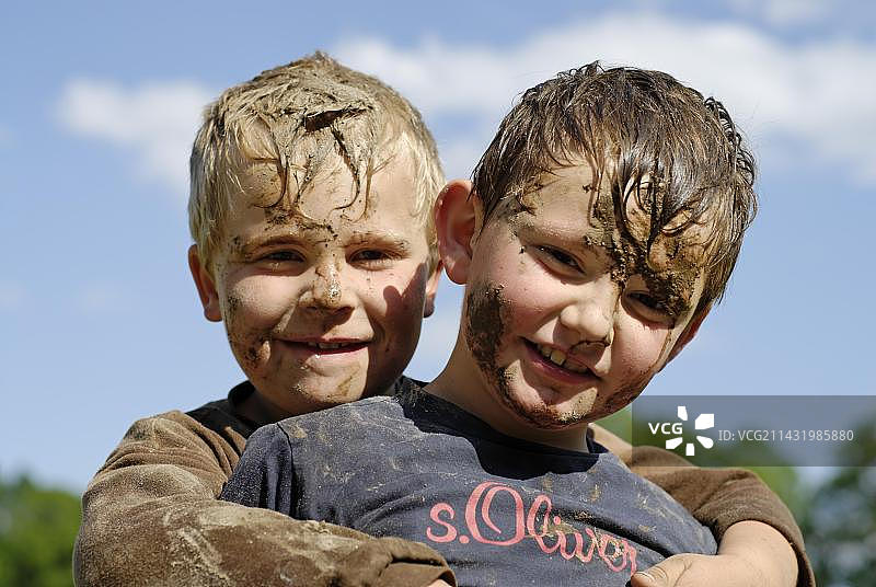 浑身泥土的两个朋友图片素材