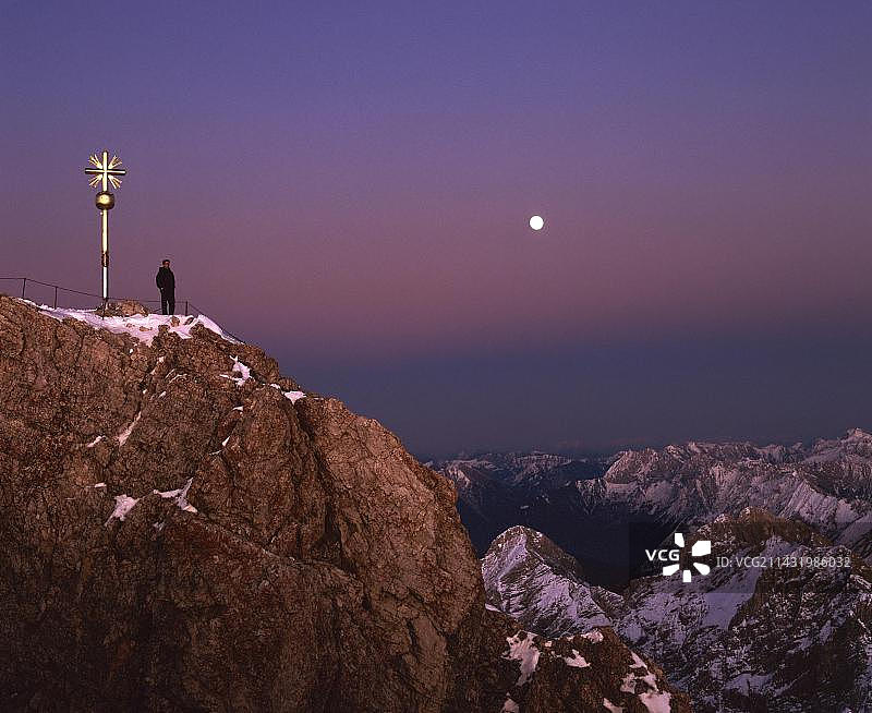 德国楚格峰顶峰的十字架图片素材